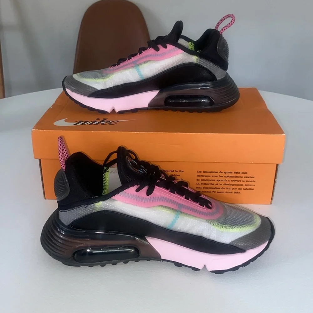 Nike Women's Sneakers in Black, Pink, and Gray - Picture 2 of 9